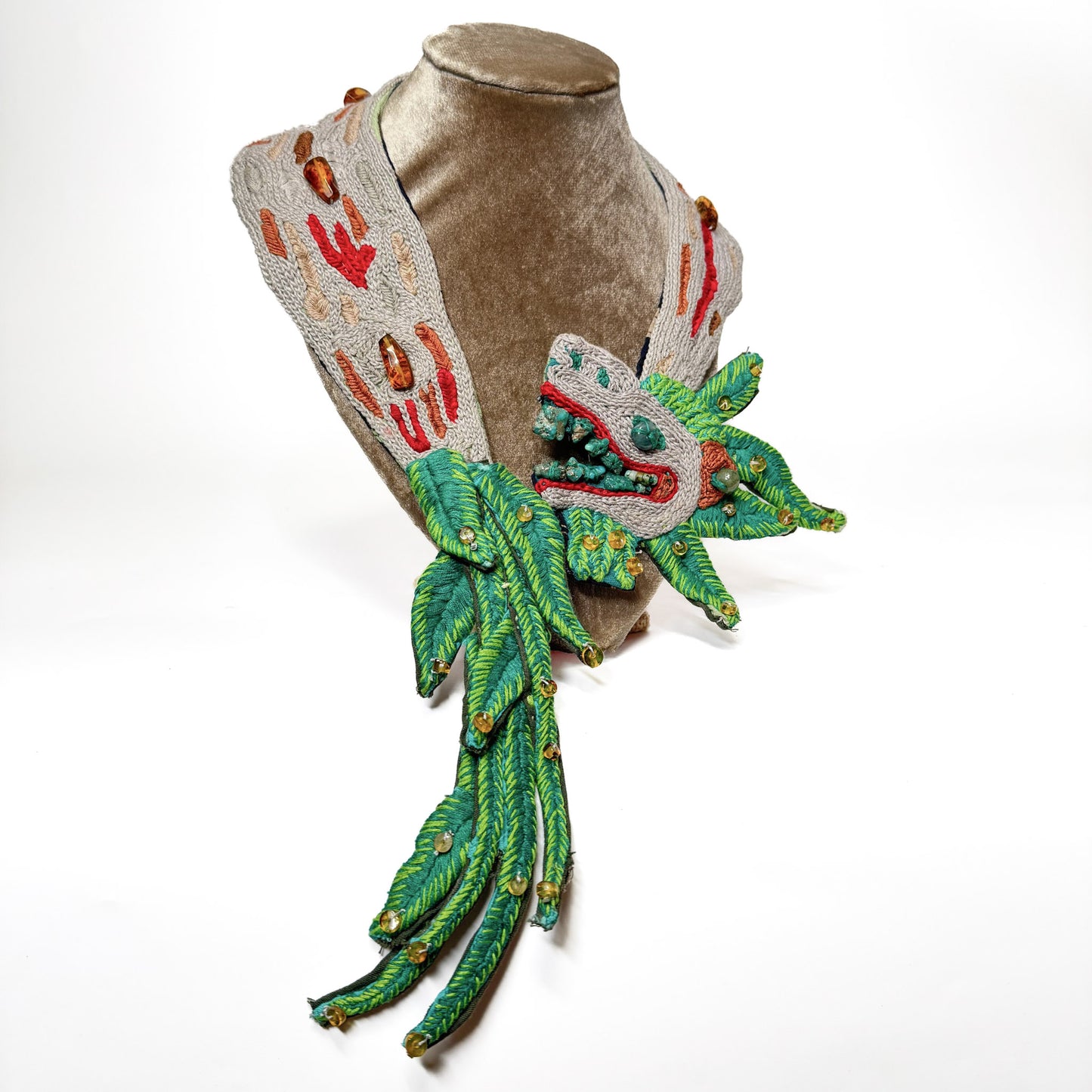 Collar Bordado Quetzalcóatl Vuela Alto – Arte Textil Hecho a Mano con Jade, Ámbar y Turquesa