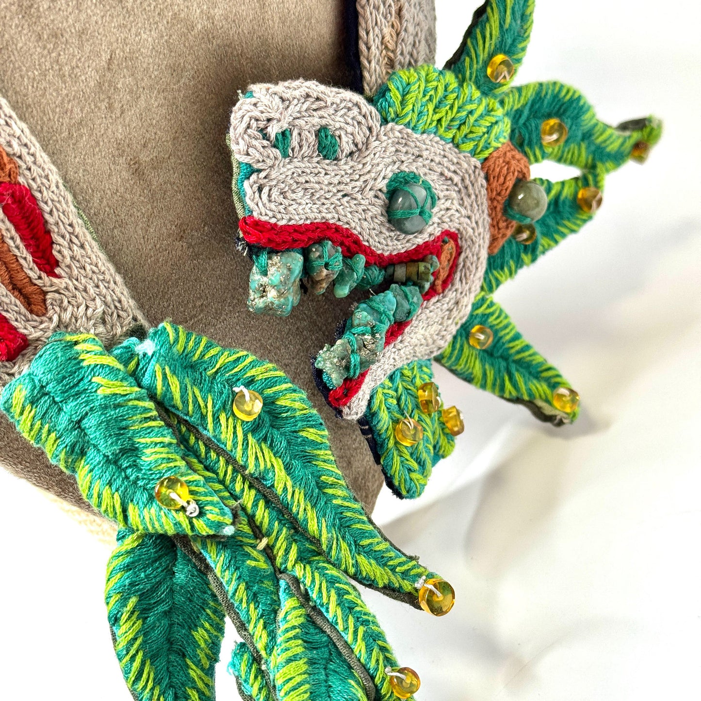 Collar Bordado Quetzalcóatl Vuela Alto – Arte Textil Hecho a Mano con Jade, Ámbar y Turquesa