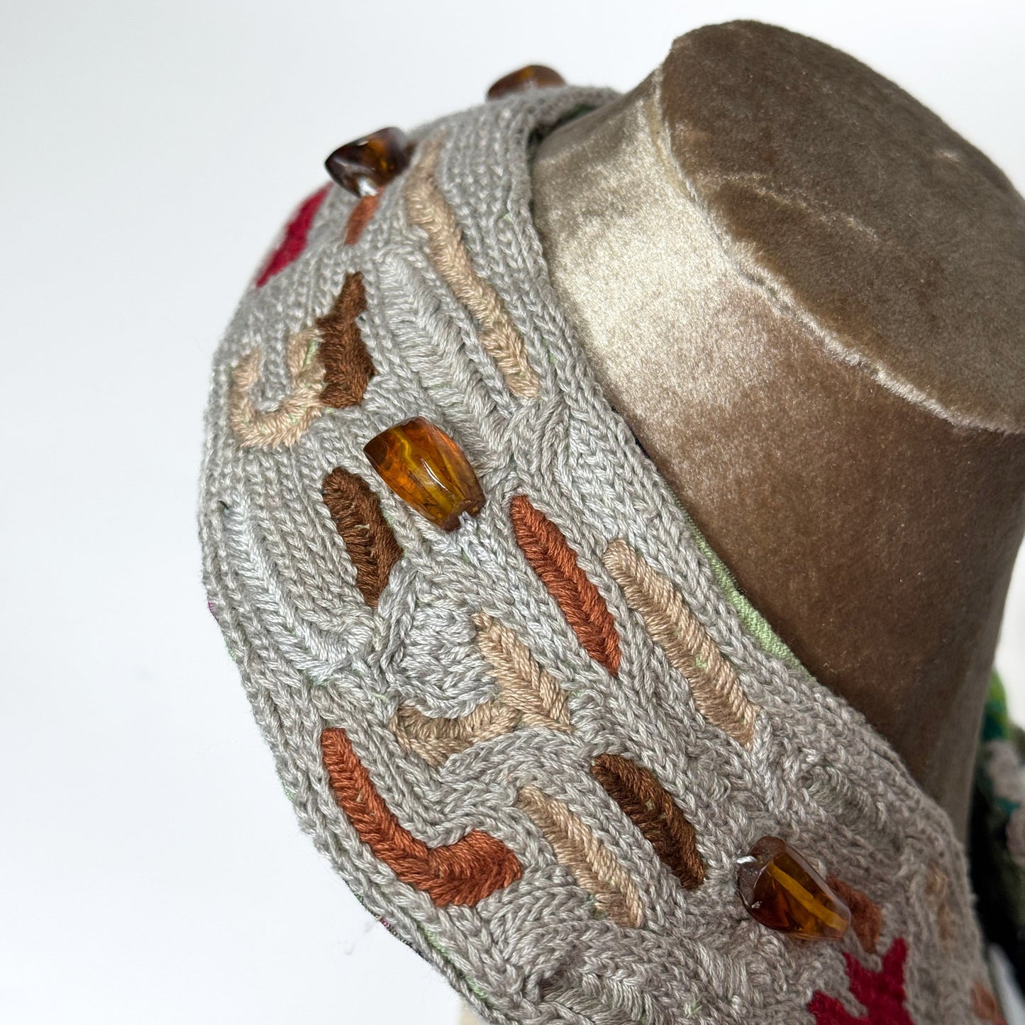 Collar Bordado Quetzalcóatl Vuela Alto – Arte Textil Hecho a Mano con Jade, Ámbar y Turquesa