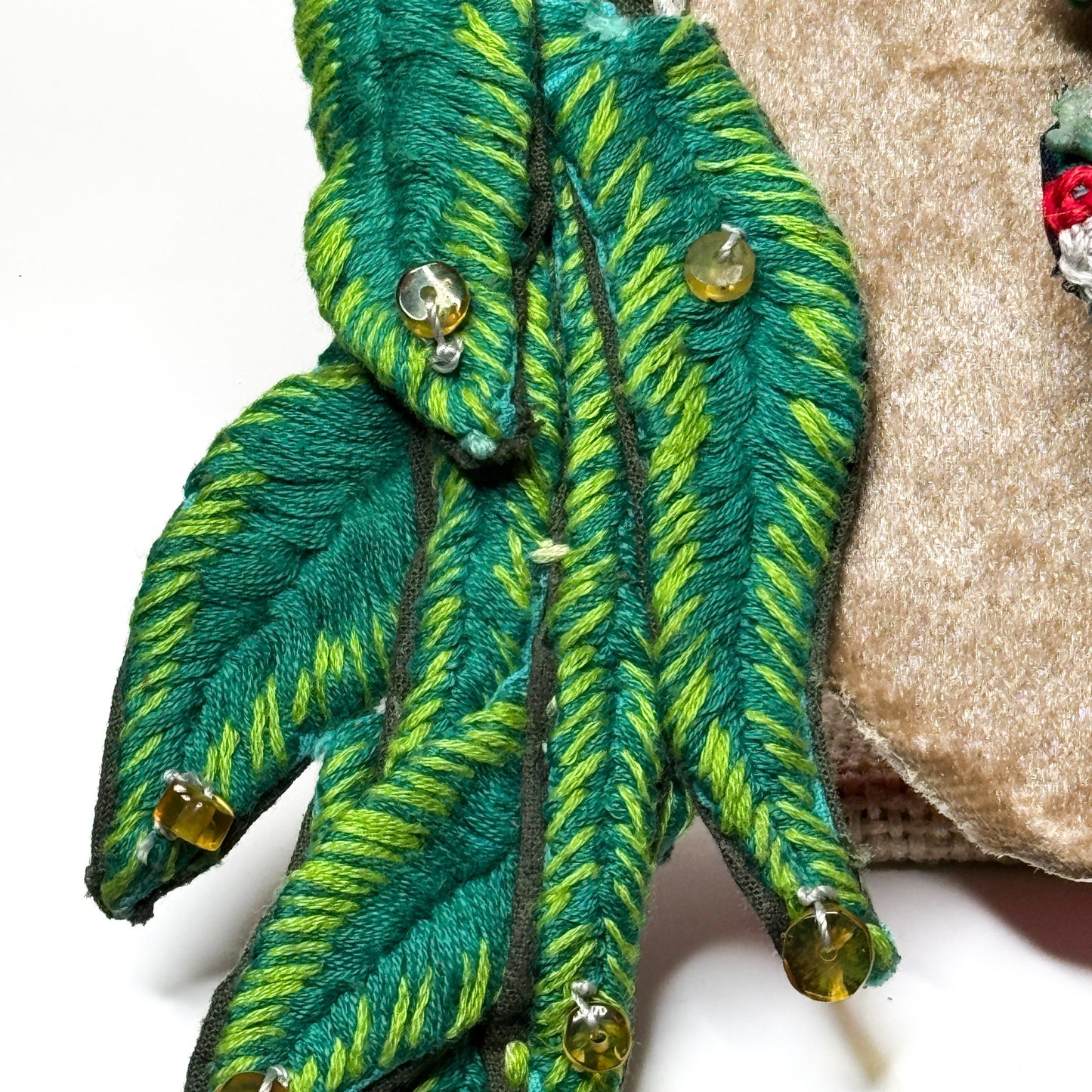 Collar Bordado Quetzalcóatl Vuela Alto – Arte Textil Hecho a Mano con Jade, Ámbar y Turquesa
