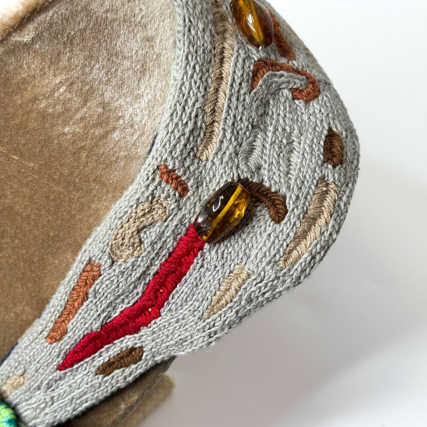 Collar Bordado Quetzalcóatl Vuela Alto – Arte Textil Hecho a Mano con Jade, Ámbar y Turquesa