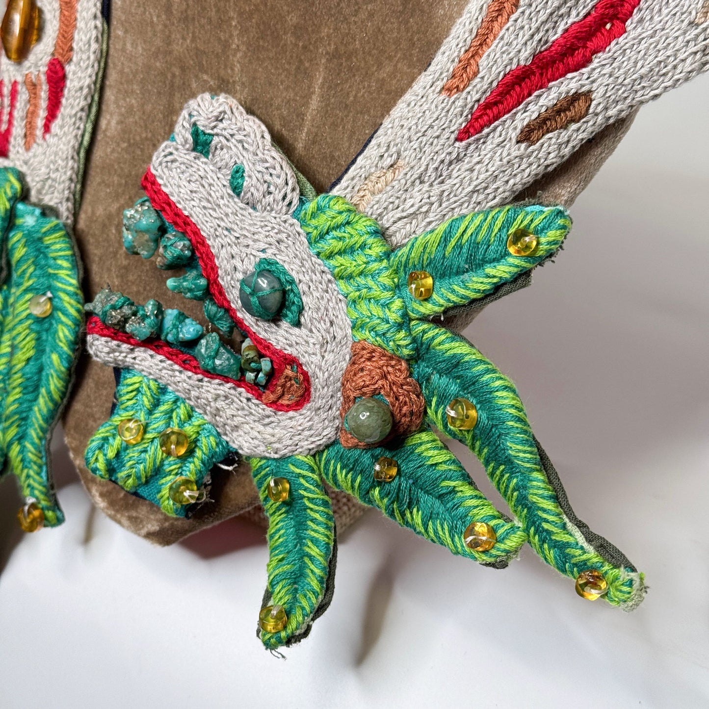 Collar Bordado Quetzalcóatl Vuela Alto – Arte Textil Hecho a Mano con Jade, Ámbar y Turquesa