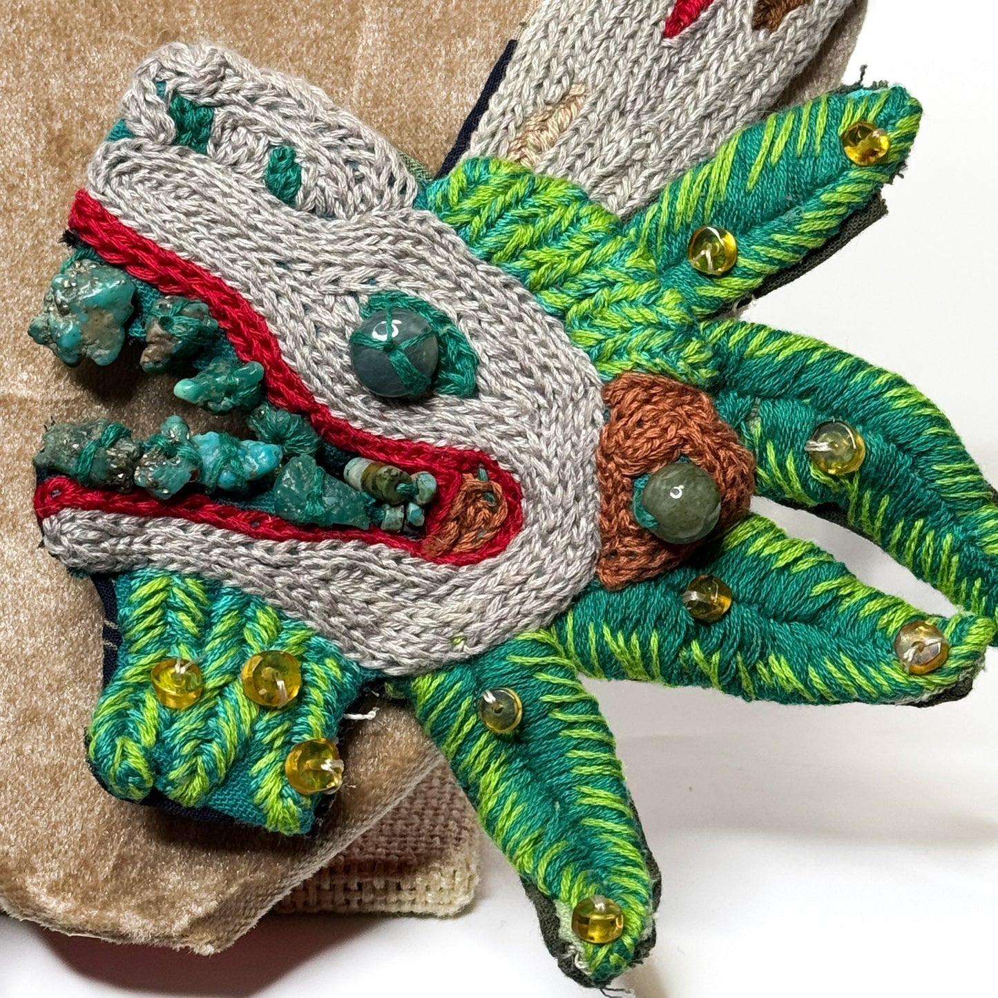 Collar Bordado Quetzalcóatl Vuela Alto – Arte Textil Hecho a Mano con Jade, Ámbar y Turquesa