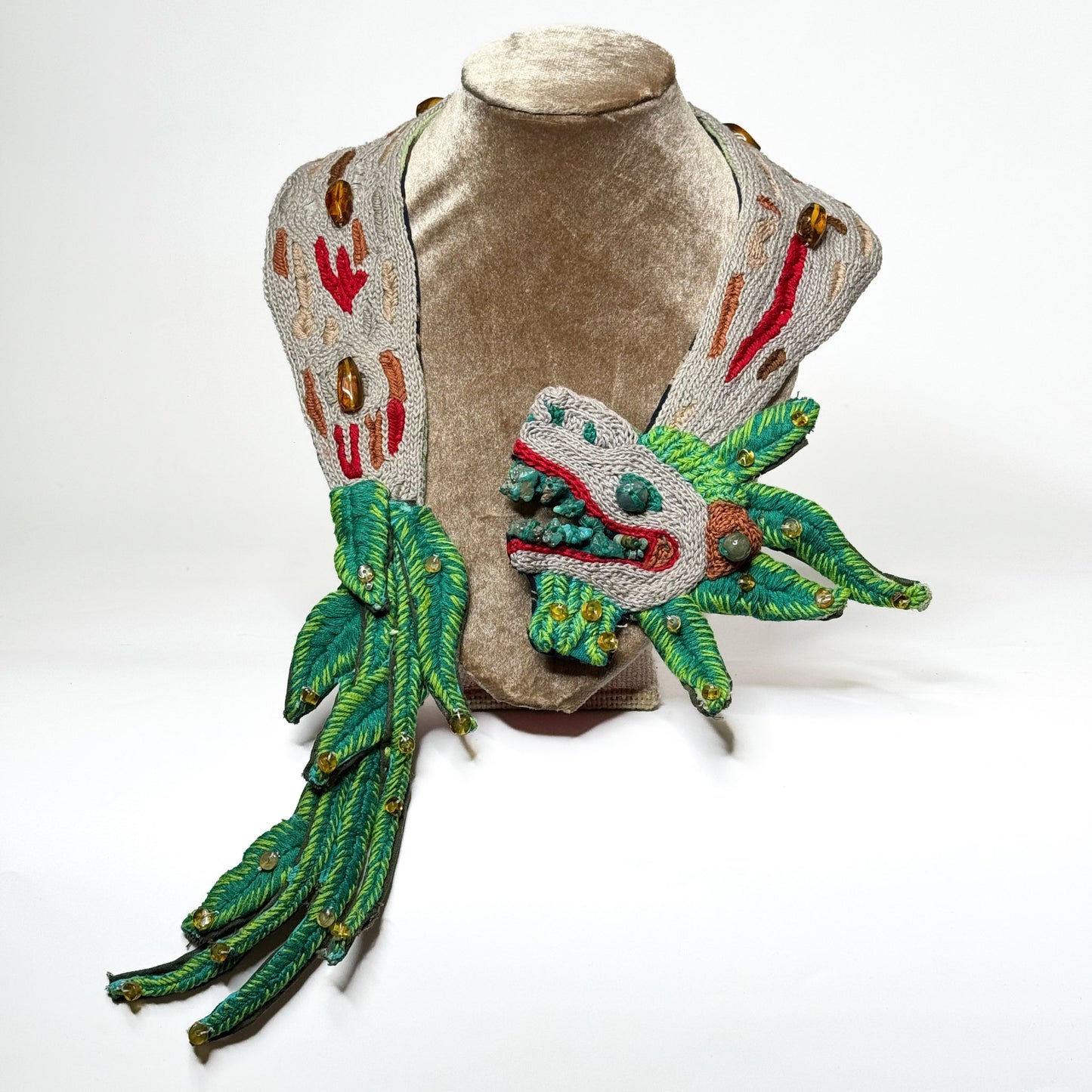 Collar Bordado Quetzalcóatl Vuela Alto – Arte Textil Hecho a Mano con Jade, Ámbar y Turquesa