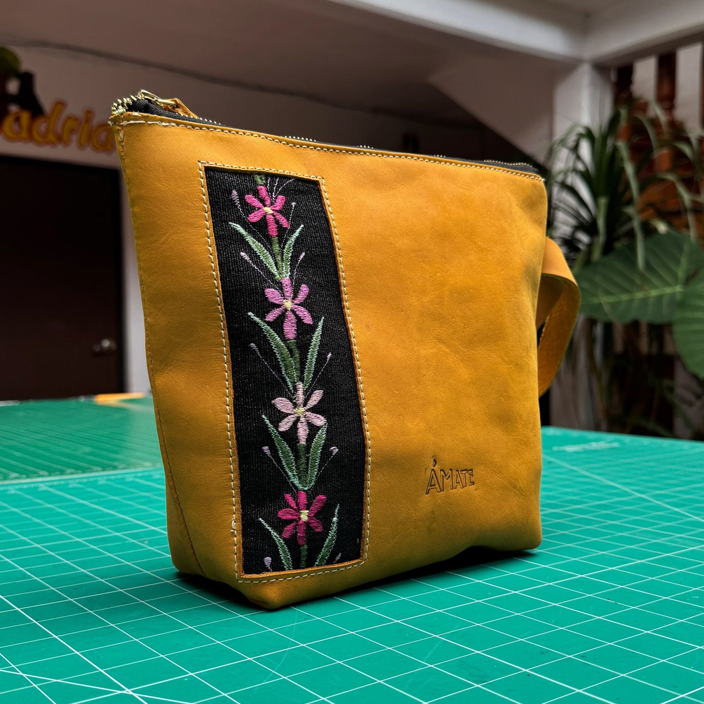 Organizador de cuero café con textil chiapaneco – NUCU Sol