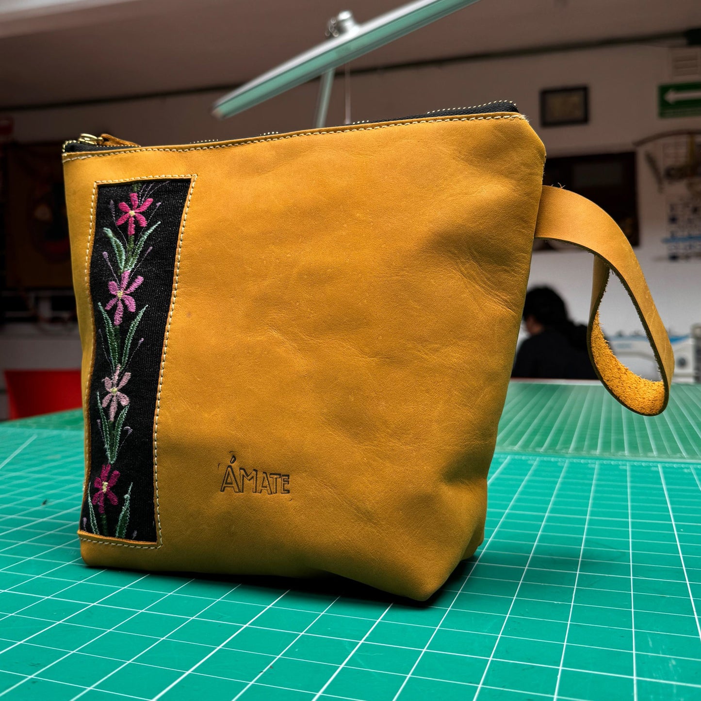 Organizador de cuero café con textil chiapaneco – NUCU Sol