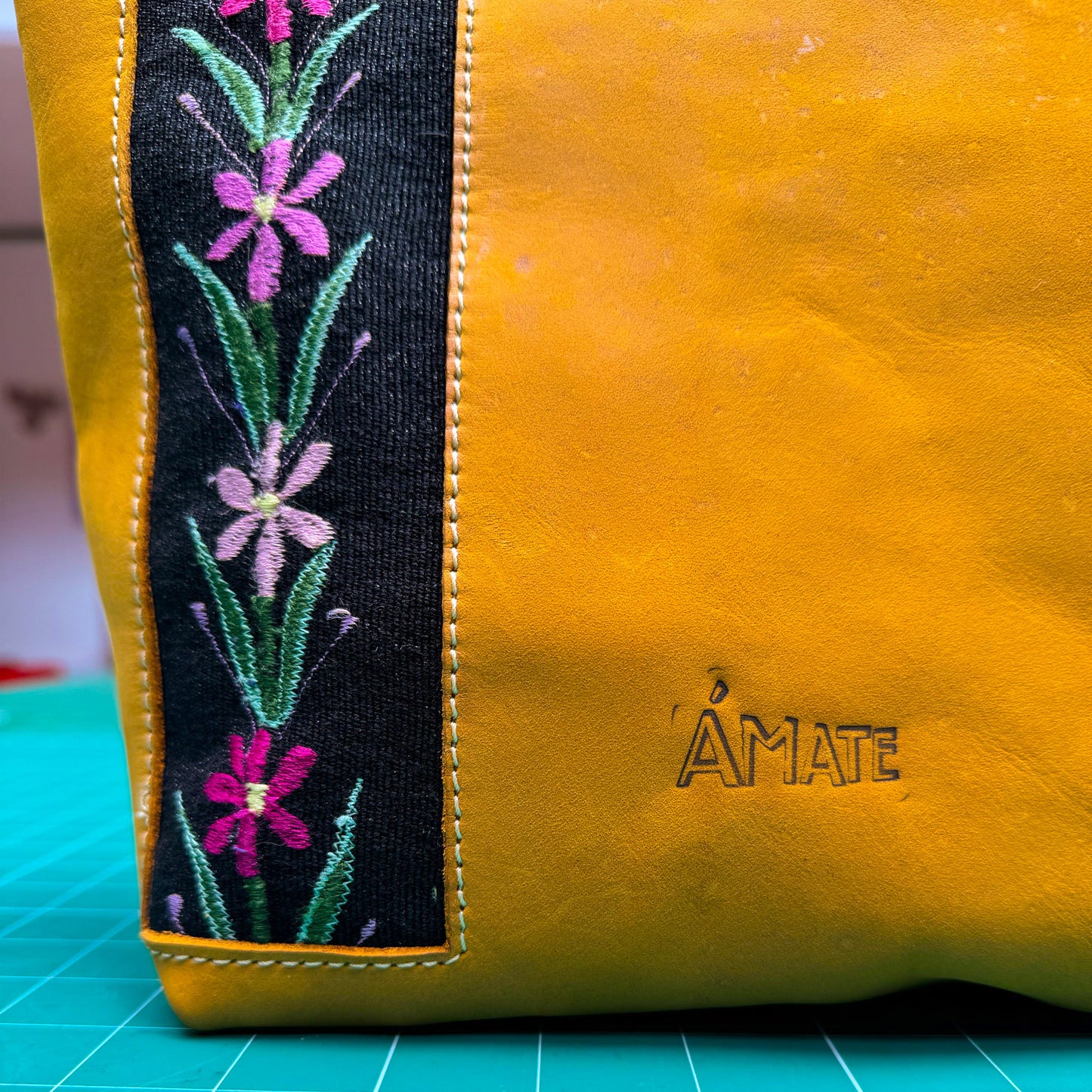 Organizador de cuero café con textil chiapaneco – NUCU Sol