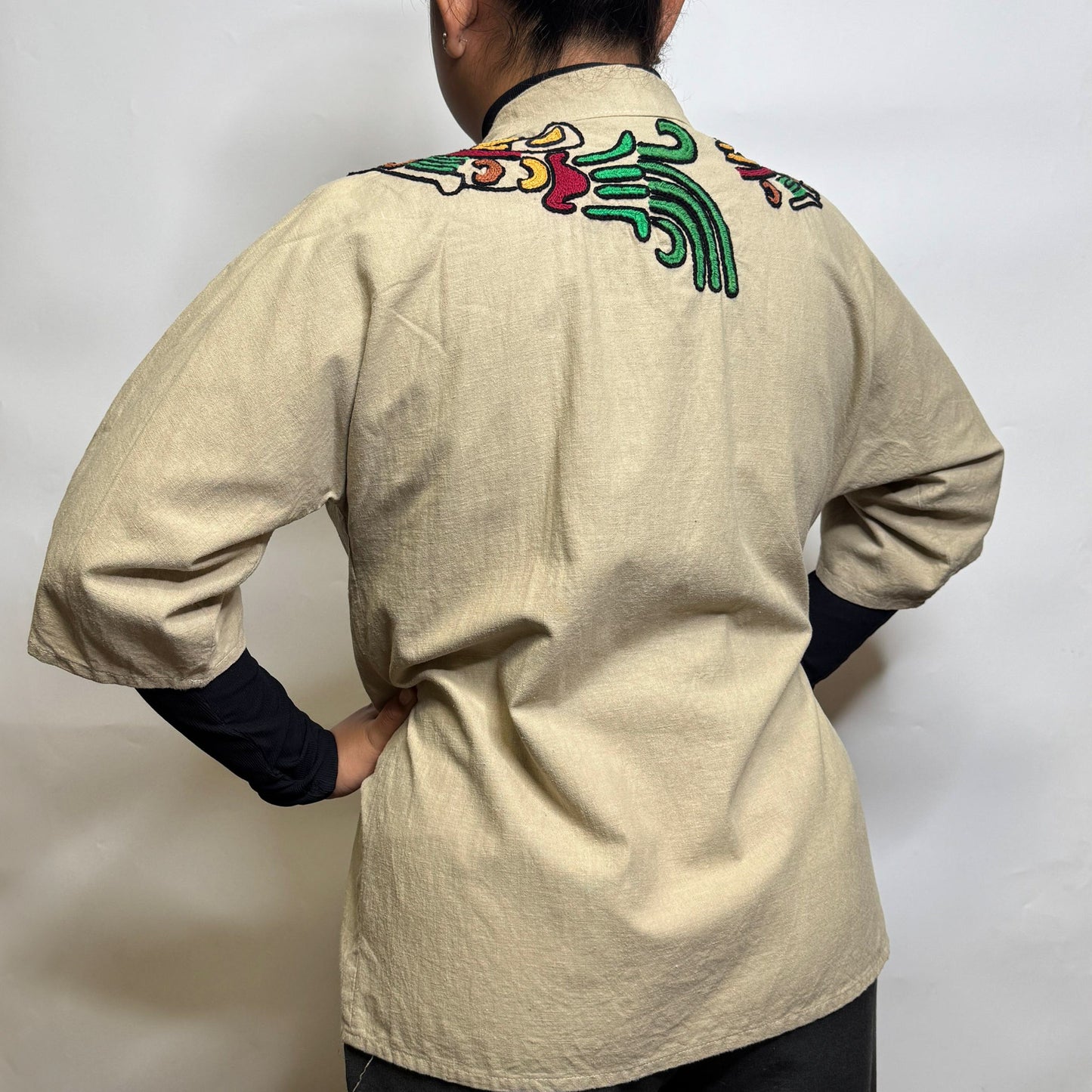 Kimono Bordado Quetzalcóatl – Arte Textil en Lino y Algodón, Hecho a Mano