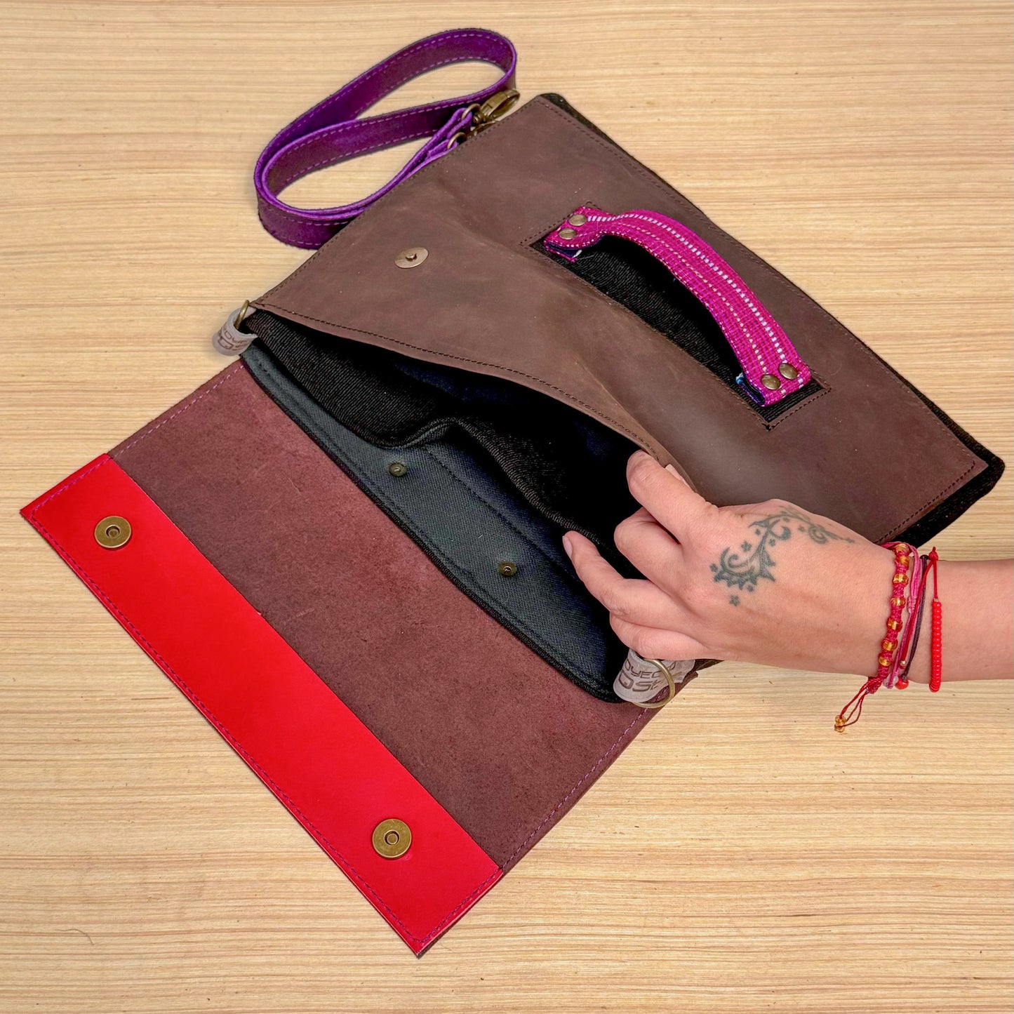 Maletín para laptop con correa.