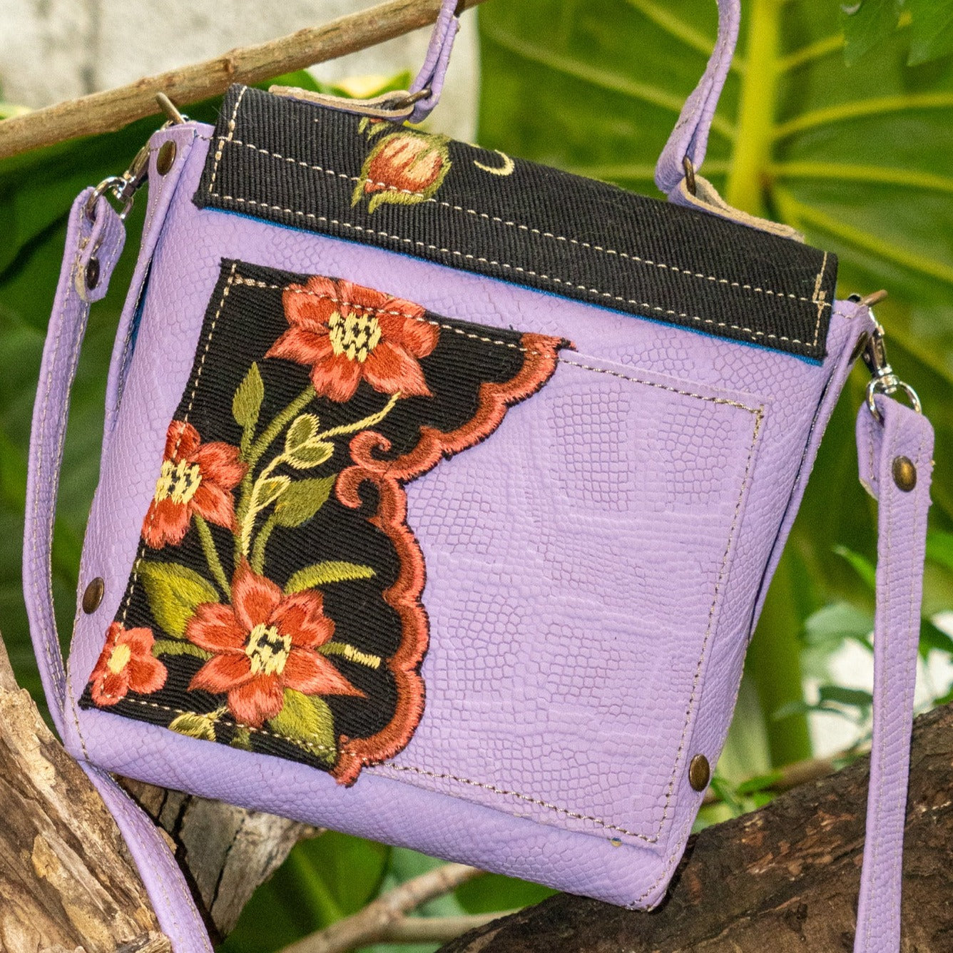 Bolso loto lila con textil de Zinacantan