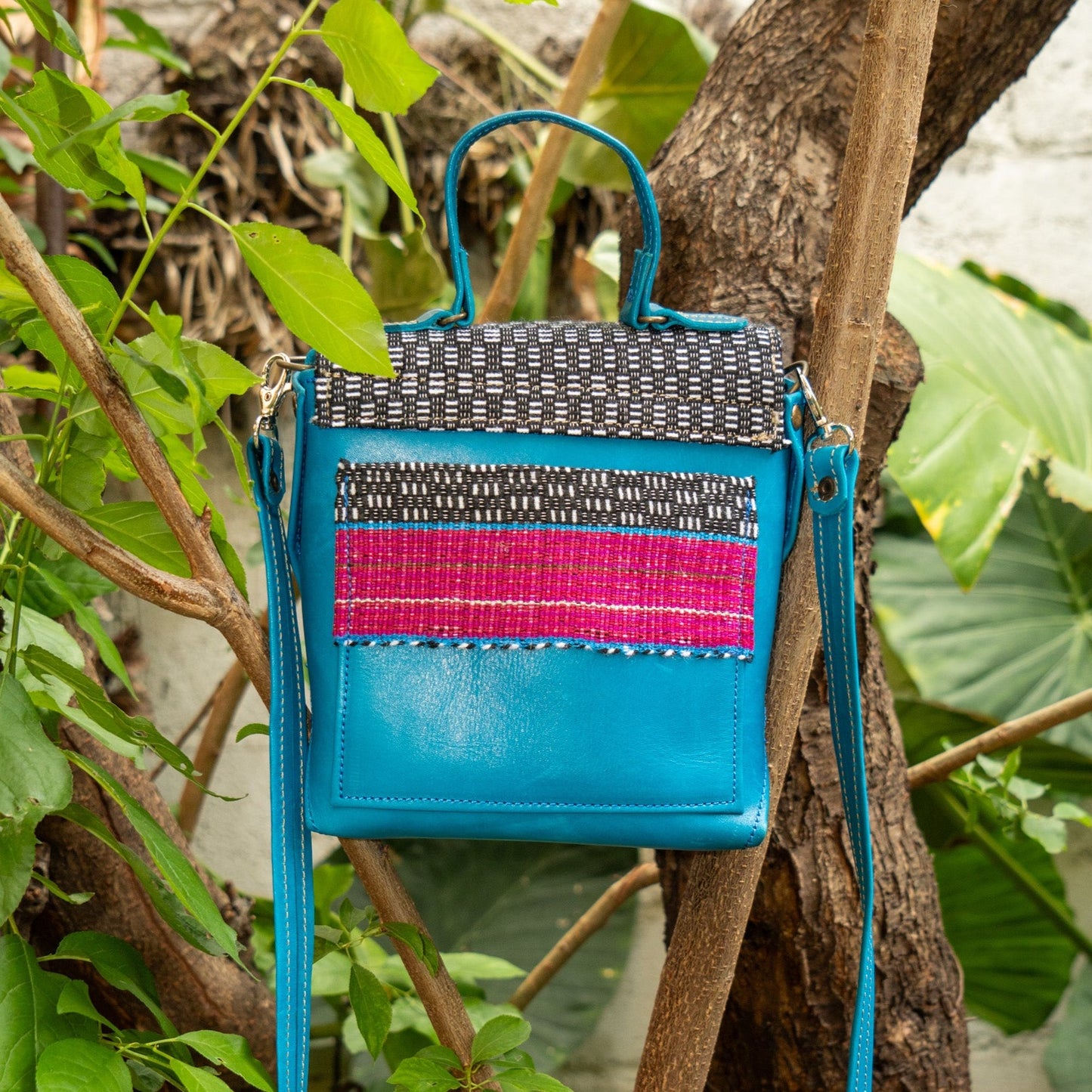 Bolso loto azul con textil de Zinacantan