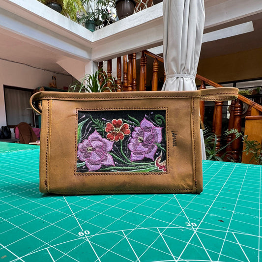 Cosmetiquera de cuero café con textil chiapaneco – NUCU Flor