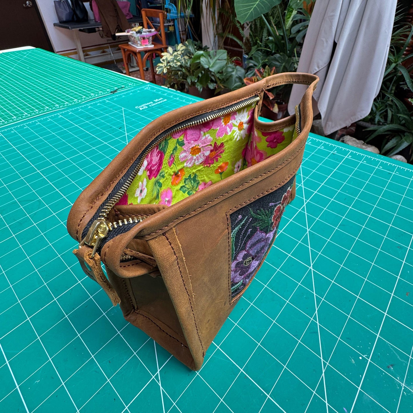 Cosmetiquera de cuero café con textil chiapaneco – NUCU Flor